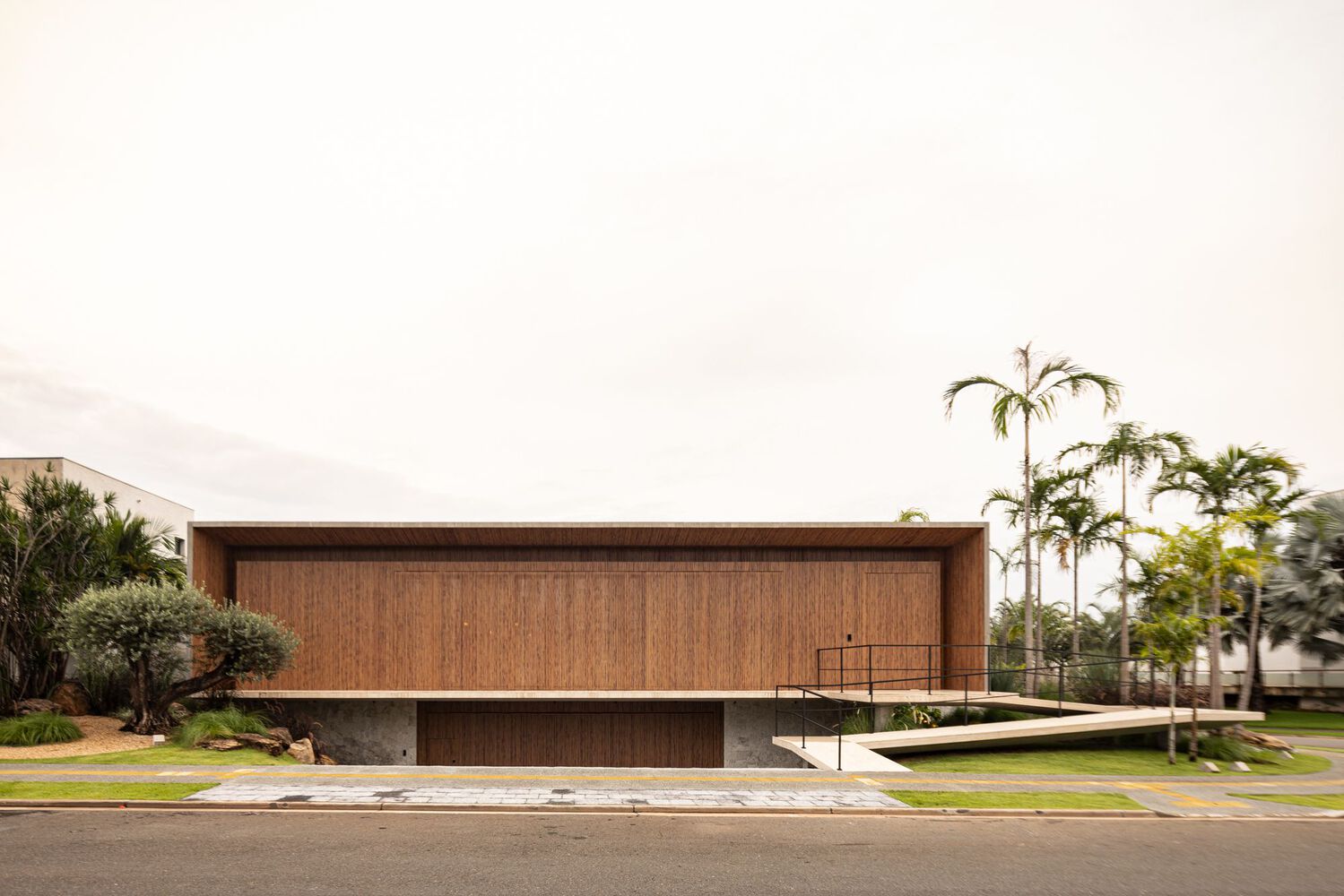 别墅设计,Leo Romano,原木风别墅,别墅设计案例,别墅设计方案,巴西,极简主义,极简风格别墅,景观别墅