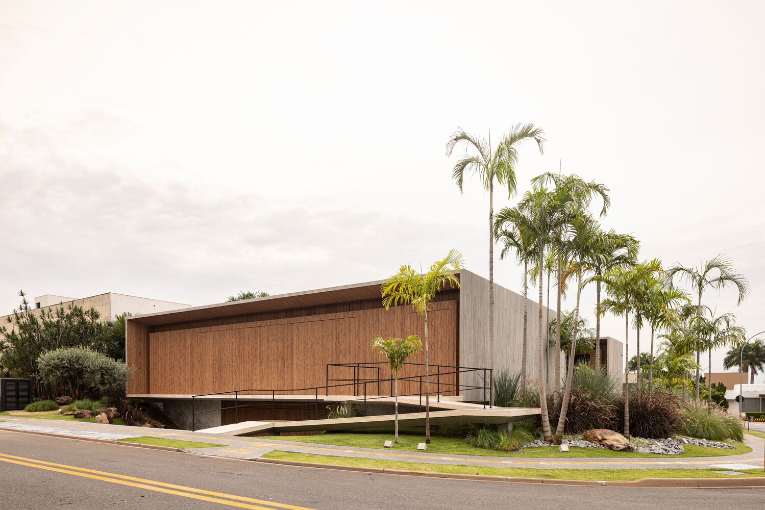 别墅设计,Leo Romano,原木风别墅,别墅设计案例,别墅设计方案,巴西,极简主义,极简风格别墅,景观别墅