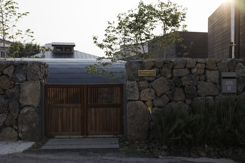 z-lab,度假酒店设计,民宿设计案例,民宿设计方案,韩屋民宿度假酒店,济州岛酒店,SISAO HOUSE JEJU,韩国度假酒店,侘寂美学民宿,侘寂风格,wabi sabi