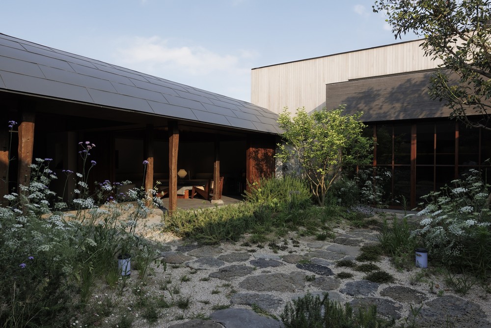 z-lab,度假酒店设计,民宿设计案例,民宿设计方案,韩屋民宿度假酒店,济州岛酒店,SISAO HOUSE JEJU,韩国度假酒店,侘寂美学民宿,侘寂风格,wabi sabi