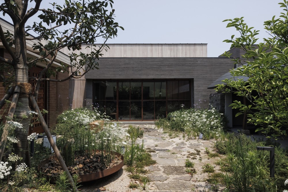 z-lab,度假酒店设计,民宿设计案例,民宿设计方案,韩屋民宿度假酒店,济州岛酒店,SISAO HOUSE JEJU,韩国度假酒店,侘寂美学民宿,侘寂风格,wabi sabi