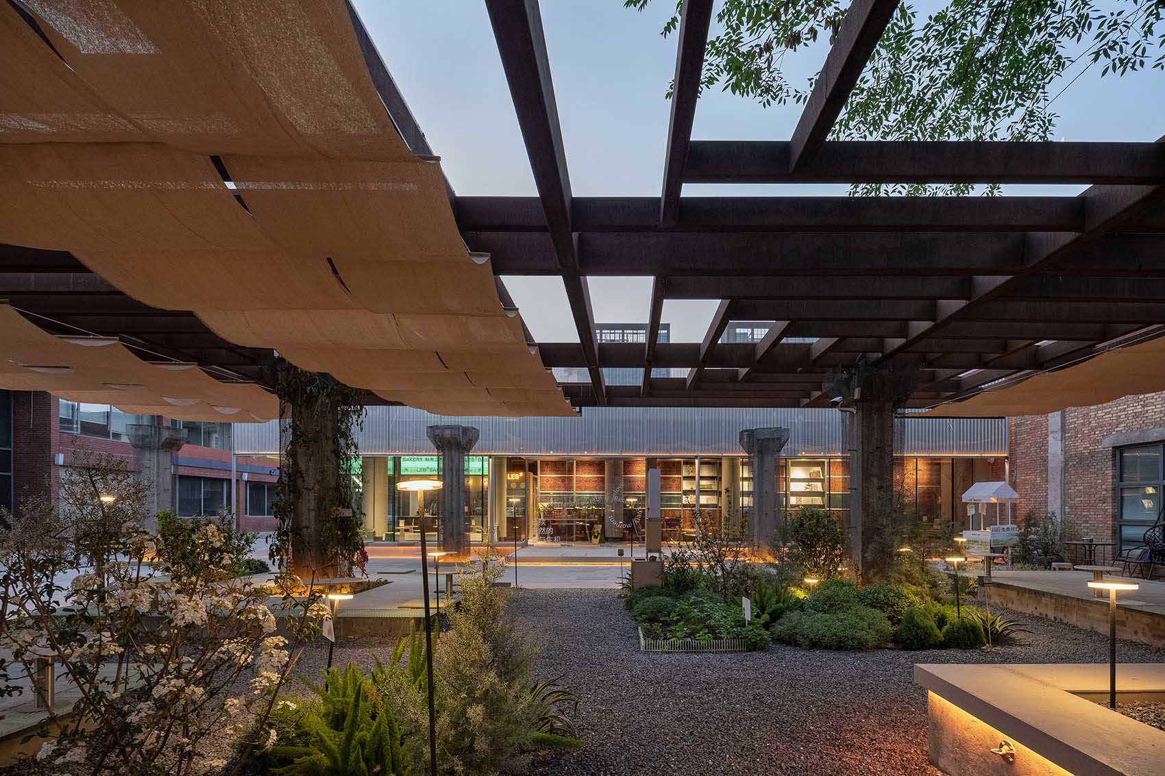 甜品店设计,创意园区甜品店,甜品店装修,厂房改造,建筑改造,甜品店设计案例,甜品店设计方案,西安LEB³甜品店,勒布立方大华1935,西安,MOS木石设计