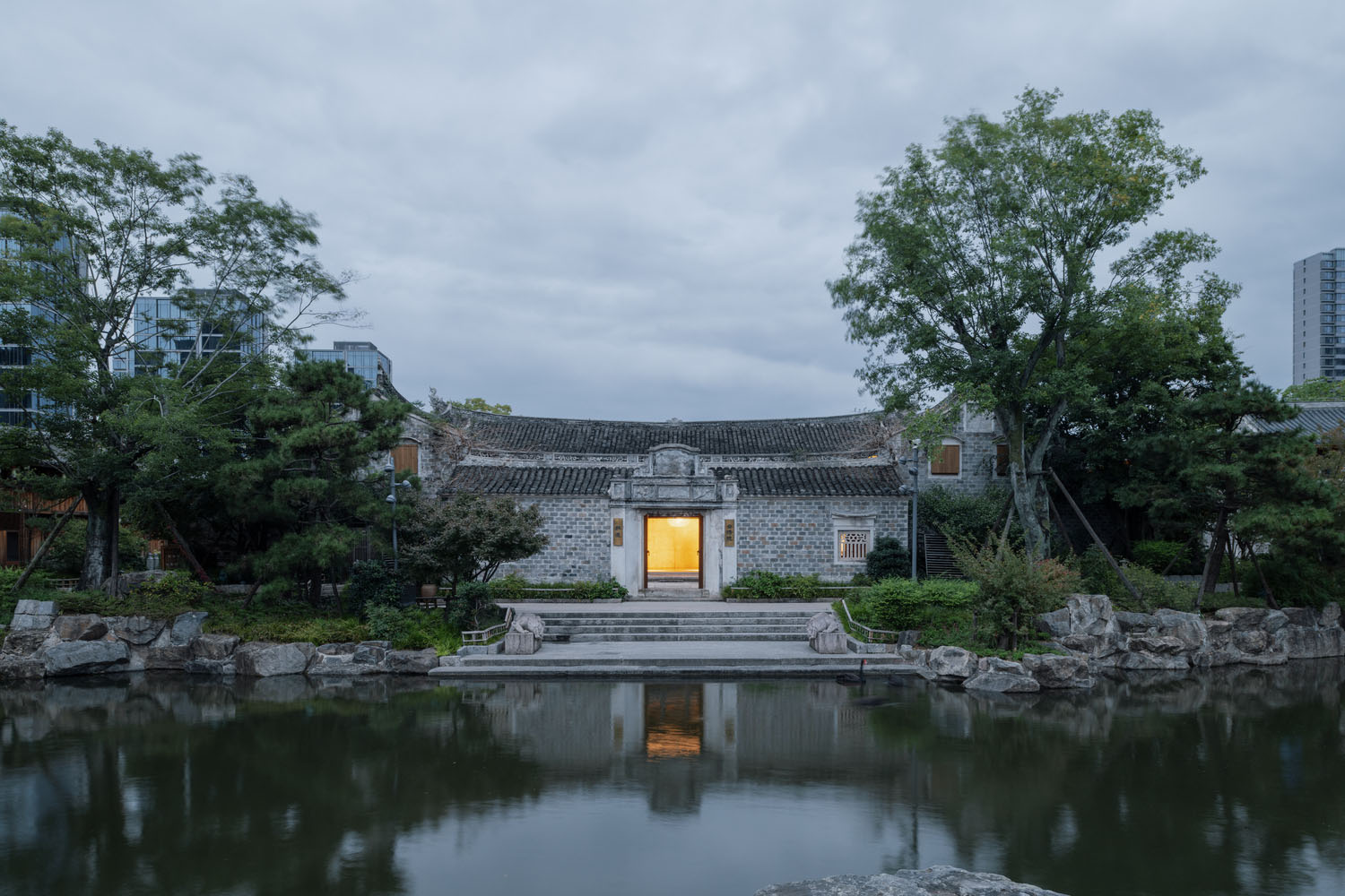 CO-MILIEU,商店设计,服装店,深源创新实验室,服装零售店设计,创意服装店,服装店设计案例,服装店设计方案,台州,台绣院,建筑改造