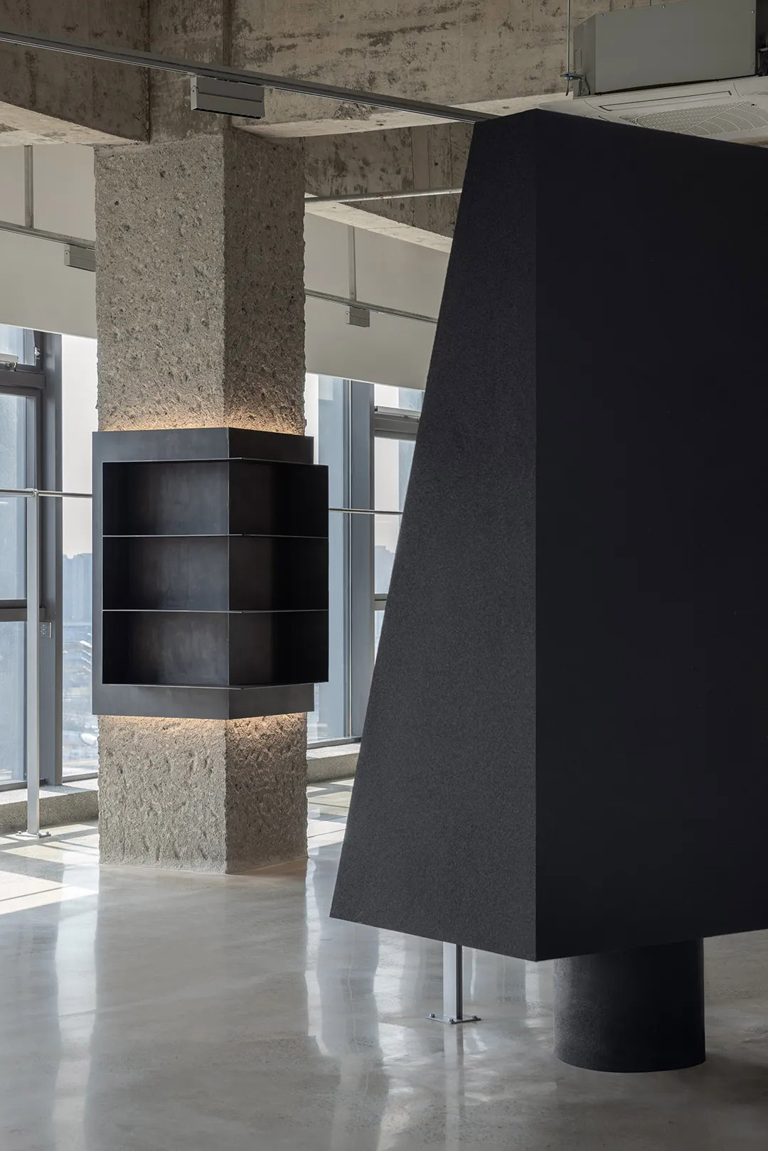 办公室设计,服装公司办公室,服装公司展厅设计,办公室展厅多功能空间,办公室设计案例,办公室设计方案,开放式办公室,清水混凝土,工业风办公室,杭州UTH STUDIO,杭州,MOON LAB