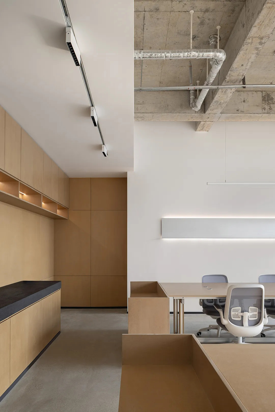 办公室设计,服装公司办公室,服装公司展厅设计,办公室展厅多功能空间,办公室设计案例,办公室设计方案,开放式办公室,清水混凝土,工业风办公室,杭州UTH STUDIO,杭州,MOON LAB