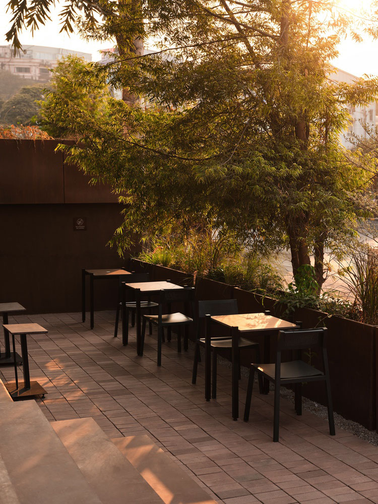 NaaV Studio,咖啡店设计,咖啡厅设计,咖啡厅设计案例,咖啡厅设计方案,印度,True Black,极简咖啡厅,耐候钢