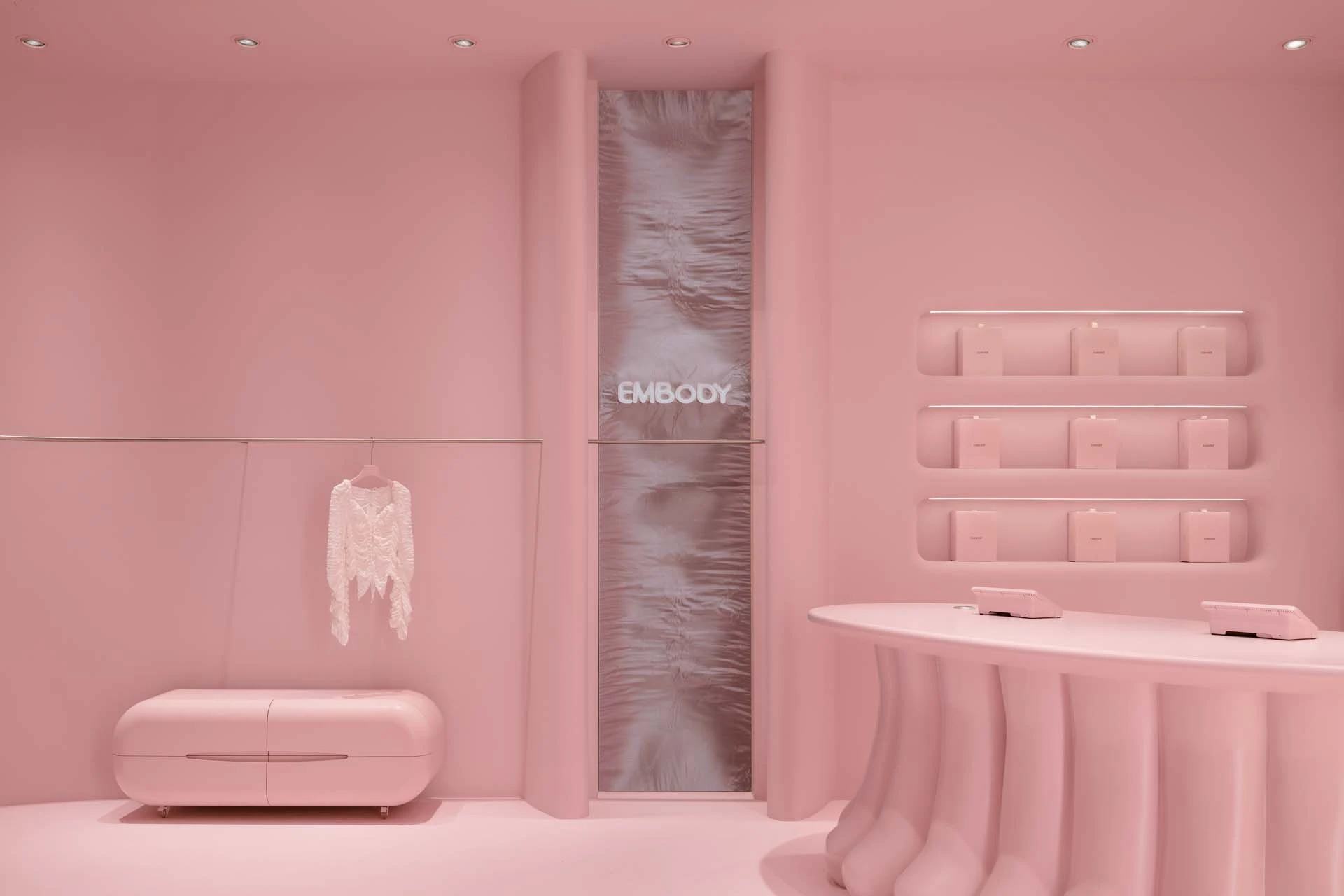 Yanina Bryukhnova,Embody女装零售店,莫斯科,服装店设计,极简风格服装店设计,极简主义,女装店设计