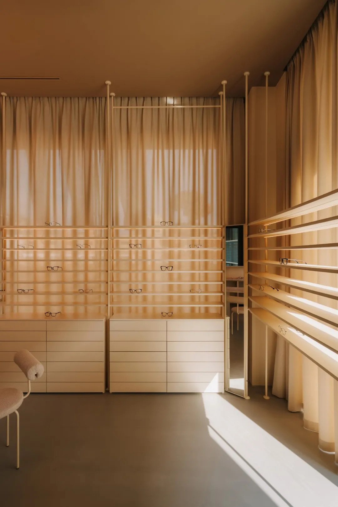 Znamy się,零售店设计,Auga眼镜店,波兰,眼镜店,眼镜店设计,店铺设计,光学沙龙