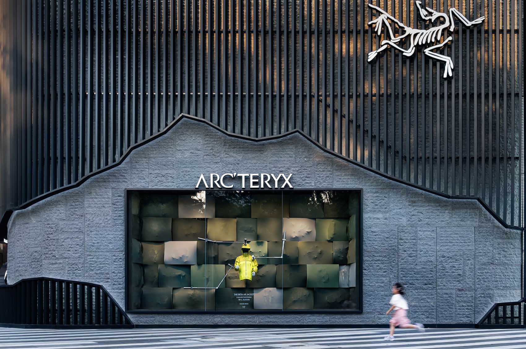 店铺橱窗设计,橱窗设计,商店橱窗设计,服装店橱窗设计,服装品牌橱窗设计,橱窗设计案例,橱窗设计方案,始祖鸟,始祖鸟2025秋冬橱窗设计,中国,PILLS工作室