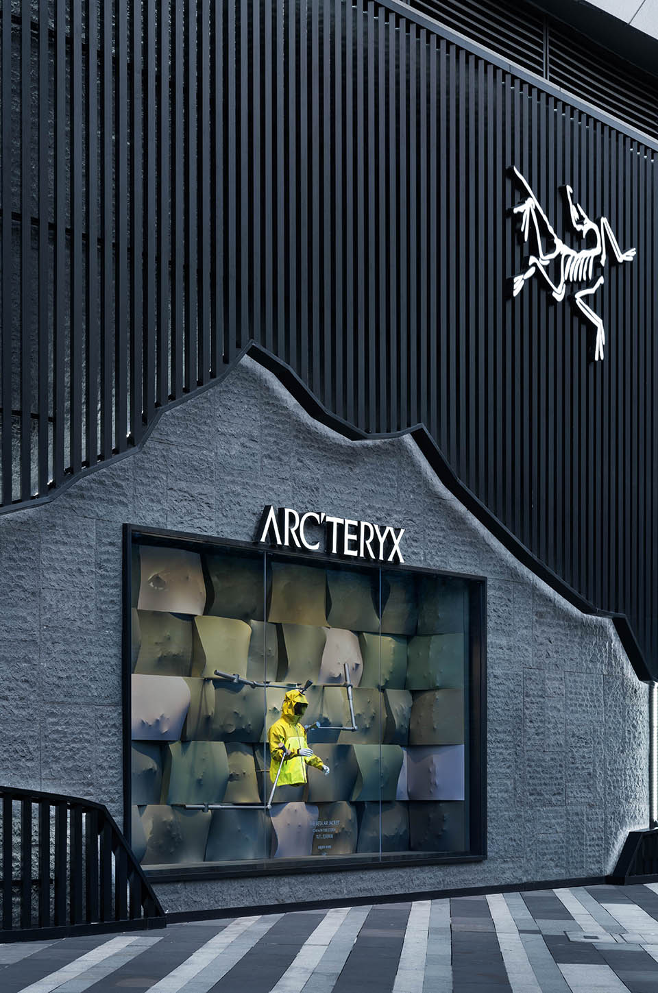 店铺橱窗设计,橱窗设计,商店橱窗设计,服装店橱窗设计,服装品牌橱窗设计,橱窗设计案例,橱窗设计方案,始祖鸟,始祖鸟2025秋冬橱窗设计,中国,PILLS工作室