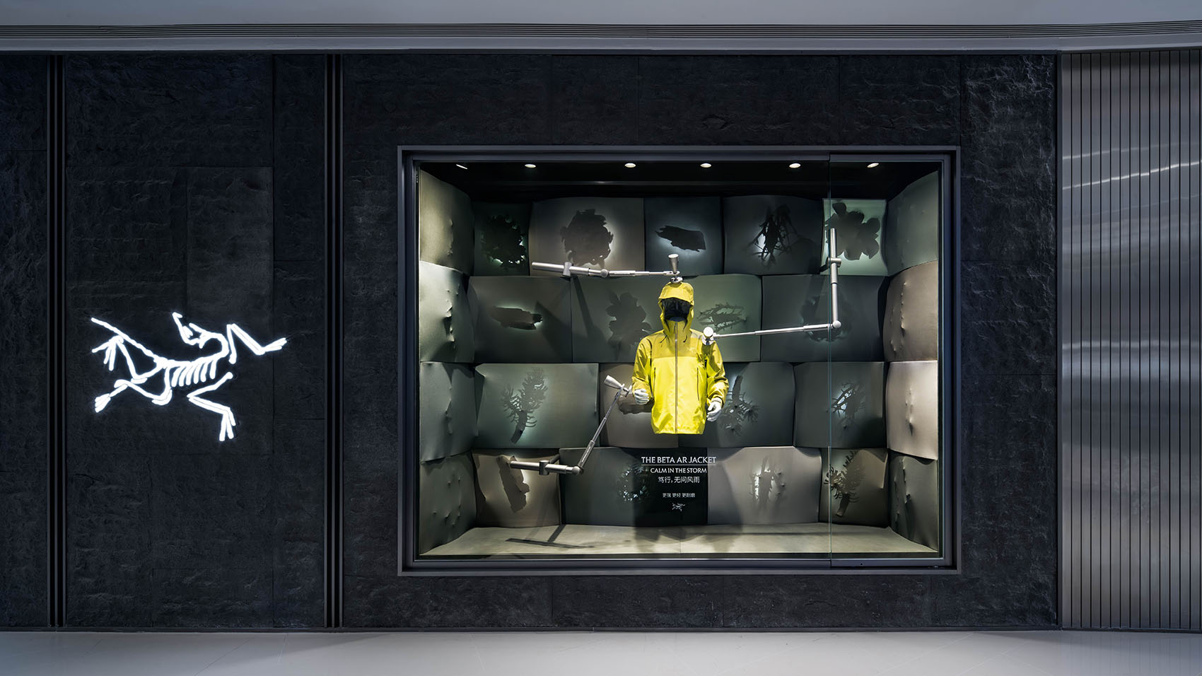 店铺橱窗设计,橱窗设计,商店橱窗设计,服装店橱窗设计,服装品牌橱窗设计,橱窗设计案例,橱窗设计方案,始祖鸟,始祖鸟2025秋冬橱窗设计,中国,PILLS工作室